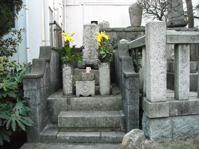 長府本覚寺の菊舎の墓