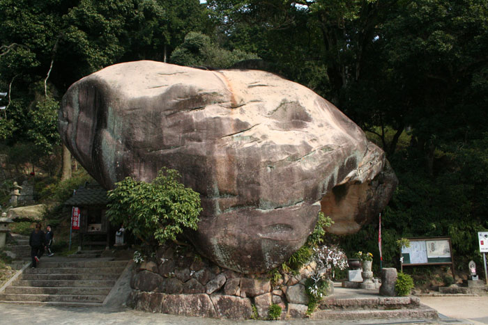 岩屋山地蔵院の人面岩は記憶以上にでかかった。