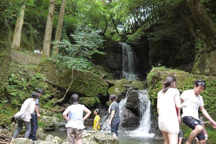 水遊びでいっぱいの徳仙の滝