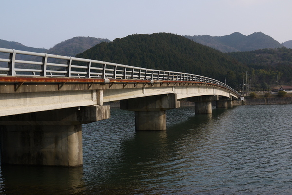 木屋川にかかる中山橋