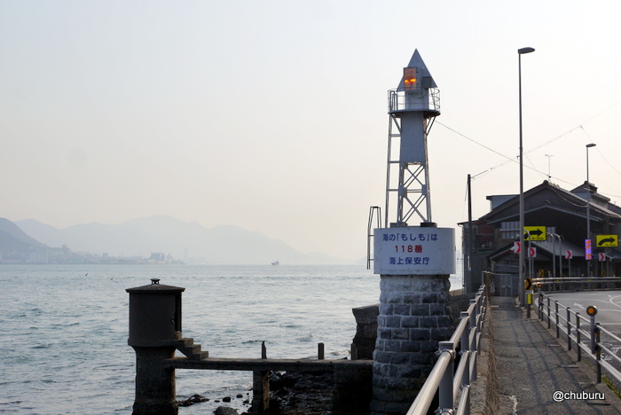 関門海峡を照らす下関導灯です。
