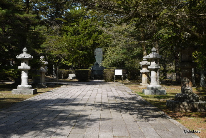 香山公園の勅撰銅碑て何？