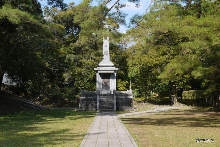 香山公園の忠魂碑とうぐいす張りの石畳
