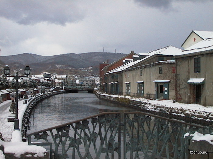 雨の日じゃないけどアルバムの整理をしてみよう。１９９９年社員旅行で行った北海道雪の小樽運河