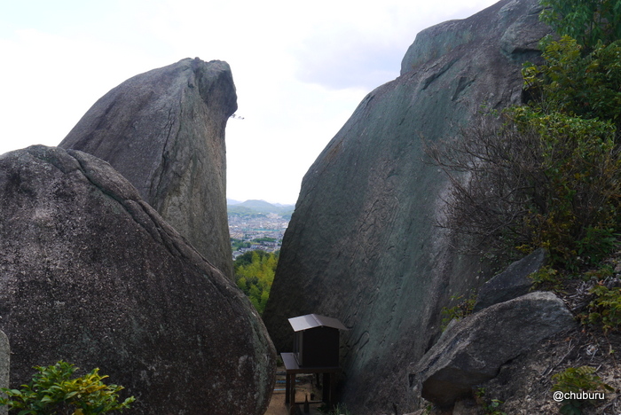 ミイラになりそうに暑かった岡山と広島を巡る旅　その１７巨石の割れ目から見る景色