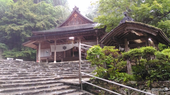 雨降りの中 ZenFone MAXで撮影した山口大神宮の神楽殿と多賀神社
