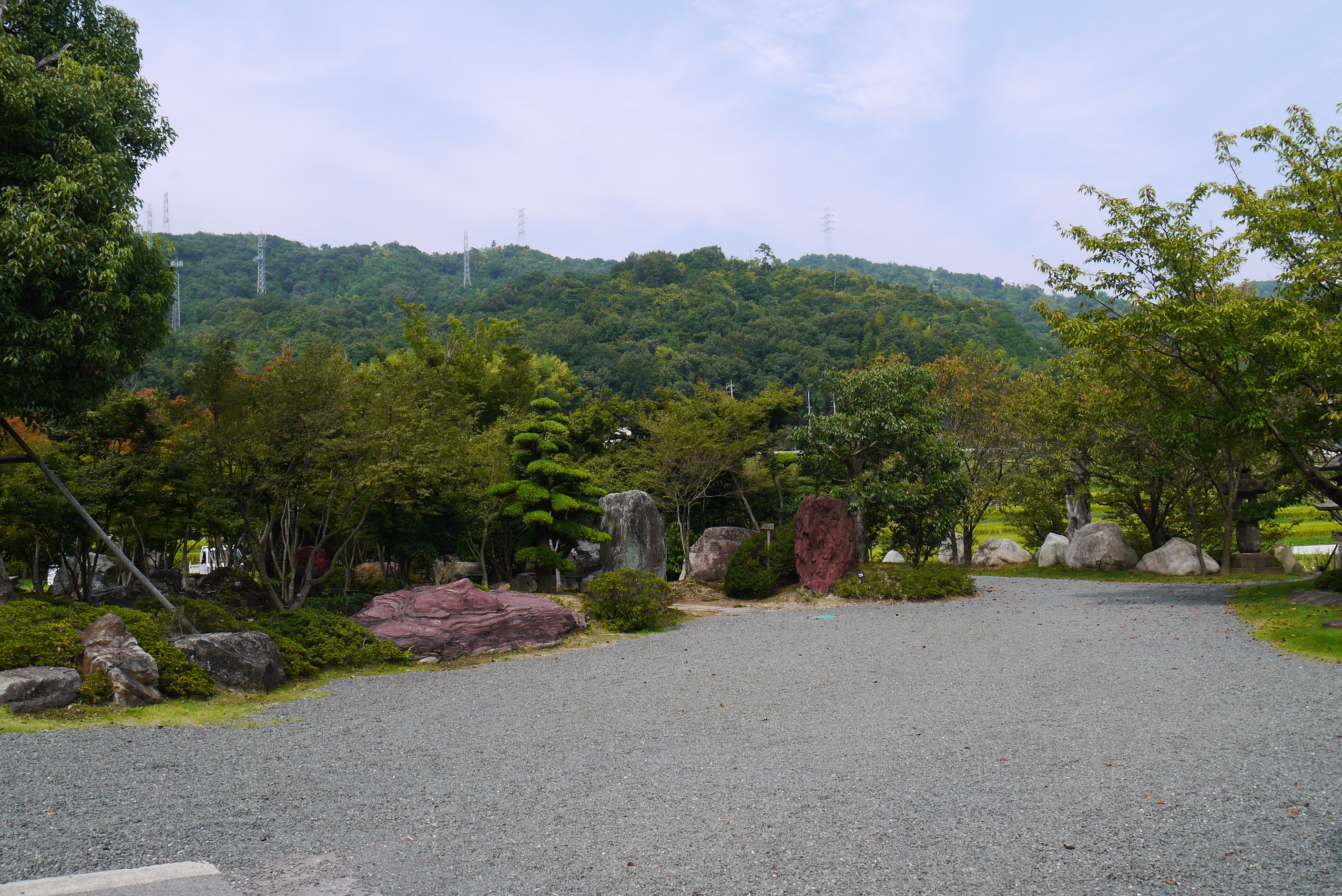 広島の花と石を見る秋の旅 その7石好きにはお勧めの仙石庭園に行ってきた。 その２庭園は石だらけ。滝と山と池もあるよ。