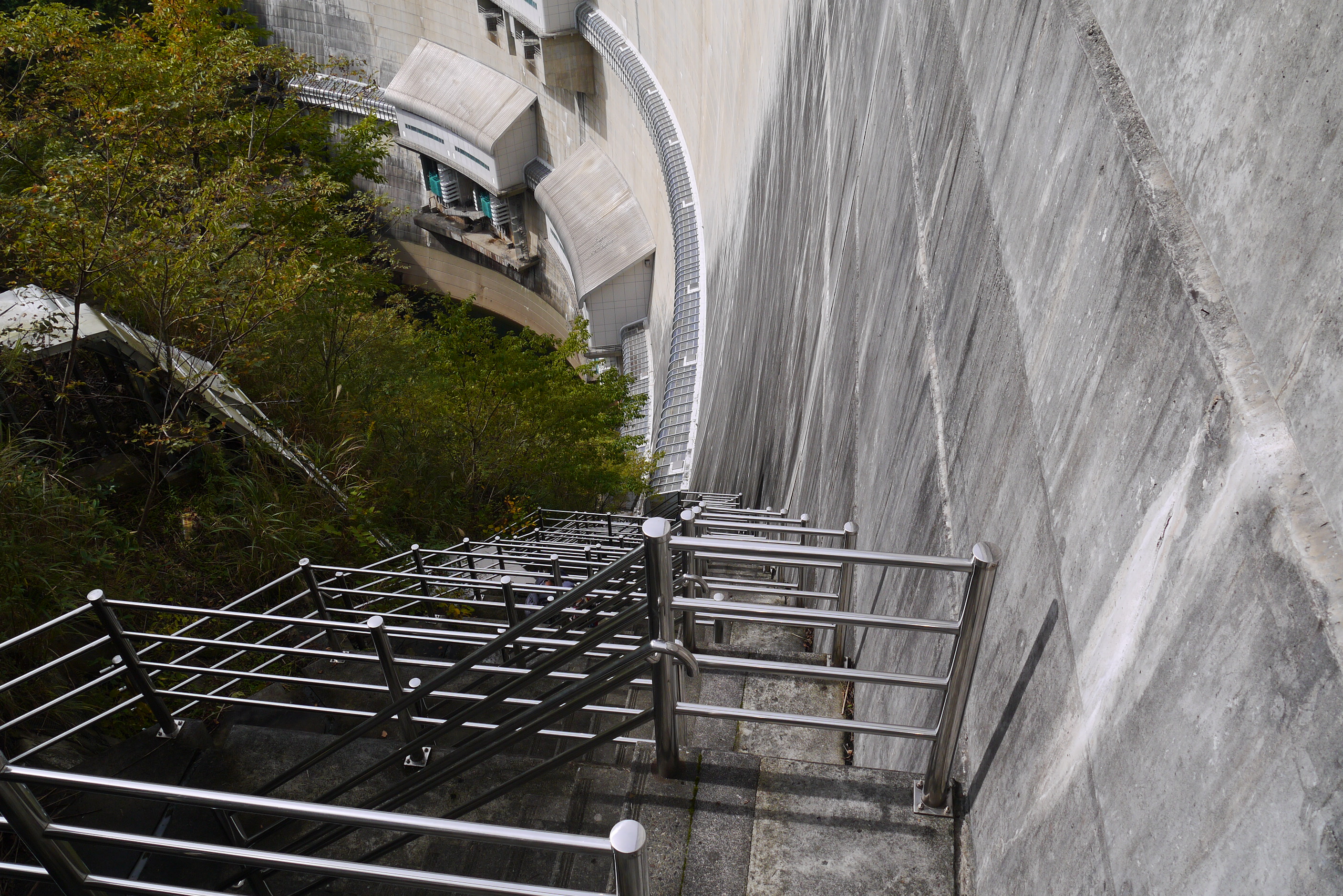 2019年10月広島の旅その２温井ダムの放流で頭もカメラも濡れる。