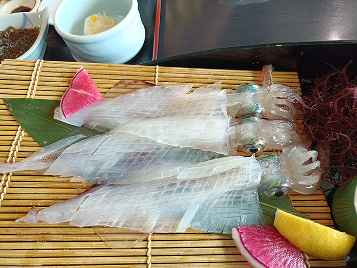 土用の丑の日に呼子でイカ刺しを食べてきました。