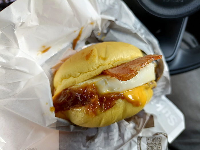マクドナルドの月見バーガーを食べたよ～。